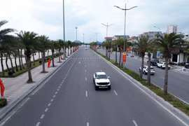 Tuyến đường bao biển Hạ Long-Cẩm Phả là một trong những tuyến đường đẹp nhất Việt Nam. (Ảnh: Đức Hiếu - TTXVN)