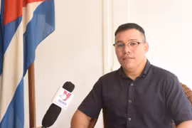 Tiến sỹ Ruvislei González Sáez, Trưởng ban Nghiên cứu châu Á - châu Đại Dương thuộc Trung tâm Nghiên cứu chính sách quốc tế của Cuba (CIPI), trả lời phỏng vấn TTXVN. (Ảnh: Việt Hùng/TTXVN)