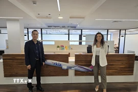 Tham tán Lê Thái Hòa và bà Sapir Ifergan, Giám đốc kinh doanh thương mại của Arkia. (Ảnh: Thanh Bình/TTXVN)