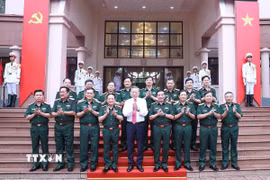 Tổng Bí thư Tô Lâm cùng các lãnh đạo Quân ủy Trung ương, Bộ Quốc phòng, Tổng cục Chính trị Quân đội nhân dân Việt Nam. (Ảnh: Thống Nhất/TTXVN)