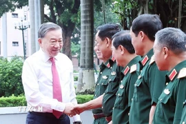 Tổng Bí thư Tô Lâm với lãnh đạo Quân ủy Trung ương, Bộ Quốc phòng và Tổng cục Chính trị Quân đội nhân dân Việt Nam. (Ảnh: Thống Nhất/TTXVN)