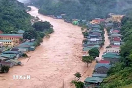 Sông Nậm Mộ đi qua xã Mường Xén, Nghệ An hiện nước lũ vẫn rất cao. (Ảnh: TTXVN phát)