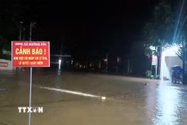 Chính quyền địa phương cắm biển cảnh báo tại xã Mường Xén, Nghệ An. (Ảnh: TTXVN phát)