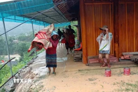 Người dân xã Mường Xén, Nghệ An di dời tài sản đến nơi an toàn. (Ảnh: TTXVN phát)