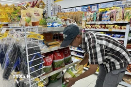 Người dân mua gạo tại IndoMaret chuỗi cửa hàng bán lẻ hiện đại có mạng lưới dày đặc khắp Indonesia. (Ảnh: Đỗ Quyên/TTXVN)