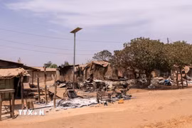 Cảnh tàn phá khi các tay súng tấn công và phóng hỏa ở khu vực Woro và Nuku ở bang Kwara, Nigeria ngày 5/2/2026. (Ảnh: Anadolu Agency/TTXVN)