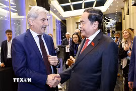 Chủ tịch Quốc hội Trần Thanh Mẫn với Ngài Raffaele Cattaneo, Quốc vụ khanh vùng Lombardy tham dự Tọa đàm. (Ảnh: Doãn Tấn/TTXVN)