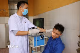 Bác sỹ Nguyễn Văn Thiết là người đã có 18 năm gắn bó với công việc chăm sóc sức khỏe cho những học viên cai nghiện. (Ảnh: Mạnh Minh/TTXVN)