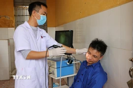 Bác sỹ Nguyễn Văn Thiết là người đã có 18 năm gắn bó với công việc chăm sóc sức khỏe cho những học viên cai nghiện. (Ảnh: Mạnh Minh/TTXVN)