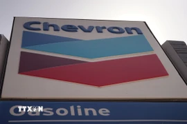 Biểu tượng tập đoàn Chevron tại một trạm xăng ở El Monte, Los Angeles, California, Mỹ. (Ảnh: THX/TTXVN)