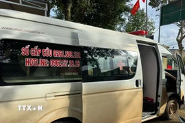 Xe cấp cứu chở các nạn nhân đến Trung tâm y tế địa phương. (Ảnh: TTXVN phát)