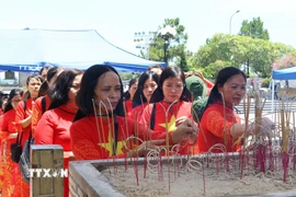Từng dòng người thắp hương tri ân các Anh hùng liệt sỹ tại Nghĩa trang Liệt sỹ Quốc gia Đường 9. (Ảnh: Tường Vi/TTXVN)