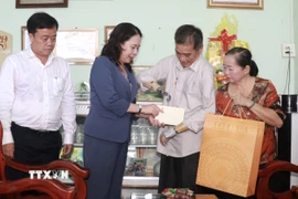 Phó Chủ tịch nước Võ Thị Ánh Xuân thăm, tặng quà gia đình thương binh Hứa Văn Sử. (Ảnh: Huỳnh Anh/TTXVN)