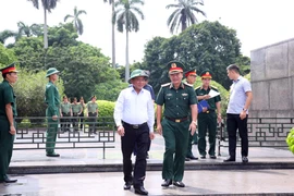 Thường trực Ban Bí thư Trần Cẩm Tú kiểm tra công tác chuẩn bị Lễ kỷ niệm 80 năm Cách mạng tháng Tám thành công và Quốc khánh tại khu vực Lăng Chủ tịch Hồ Chí Minh, Quảng trường Ba Đình. (Ảnh: Văn Điệp/TTXVN)