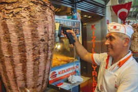 Lịch sử lâu đời của những "cột" thịt nướng hấp dẫn trong món döner kebab