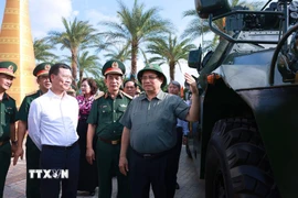 Thủ tướng Phạm Minh Chính tham quan sản phẩm Công nghiệp quốc phòng. (Ảnh: Dương Giang/TTXVN)