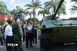 Thủ tướng Phạm Minh Chính tham quan sản phẩm Công nghiệp quốc phòng. (Ảnh: Dương Giang/TTXVN)