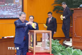 Các đồng chí Ủy viên Bộ Chính trị khóa XIV bỏ phiếu bầu Tổng Bí thư. (Ảnh: TTXVN)