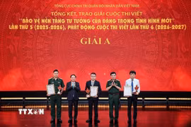 Đại tướng Phan Văn Giang, Ủy viên Bộ Chính trị, Phó Bí thư Quân uỷ Trung ương, Phó Thủ tướng, Bộ trưởng Bộ Quốc phòng và đồng chí Trịnh Văn Quyết, Uỷ viên Bộ Chính trị, Bí thư Trung ương Đảng, Trưởng Ban Tuyên giáo và Dân vận Trung ương trao giải A cho các tác giả. (Ảnh: Phạm Tuấn Anh/TTXVN)