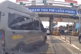 Lái xe chuyển làn không đúng nơi cho phép. (Nguồn: Công an Nhân dân)
