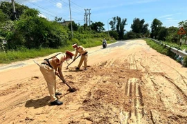 Cát tràn xuống Quốc lộ 1A đoạn qua Lâm Đồng, giao thông tạm thời gián đoạn