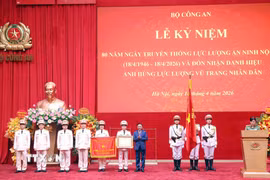 Thường trực Ban Bí thư Trần Cẩm Tú trao Danh hiệu Anh hùng lực lượng vũ trang nhân dân tặng Cục An ninh nội địa, Bộ Công an. (Ảnh: Phạm Kiên/TTXVN)