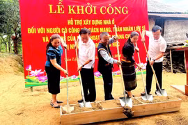 Ông Đào Mạnh Hùng, Phó Chủ tịch Thường trực Ủy ban Mặt trận Tổ quốc Việt Nam tỉnh Quảng Trị cùng các đại biểu thực hiện nghi thức khởi công hỗ trợ xây nhà cho hộ dân tại xã Tân Lập. (Ảnh: TTXVN phát)