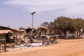 Cảnh tàn phá khi các tay súng tấn công và phóng hỏa ở khu vực Woro và Nuku ở bang Kwara, Nigeria ngày 5/2/2026. (Ảnh: Anadolu Agency/TTXVN)