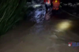 Huế: Cận cảnh "cuộc chiến" giải cứu 4 người khỏi dòng nước lũ chảy xiết