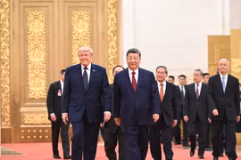 Chủ tịch Trung Quốc Tập Cận Bình (phải, phía trước) chủ trì tiệc chiêu đãi Tổng thống Mỹ Donald Trump (trái, phía trước) đang ở thăm Bắc Kinh, ngày 14/5/2026. (Ảnh: THX/TTXVN)