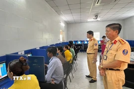 Lực lượng cảnh sát giao thông Công an tỉnh Bình Dương giám sát kỳ sát hạch. (Ảnh: Huyền Trang/TTXVN)