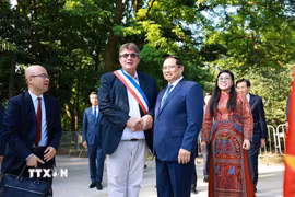 Lãnh đạo thành phố Montreuil đón Thủ tướng Chính phủ Phạm Minh Chính và Phu nhân. (Ảnh: Dương Giang/TTXVN)