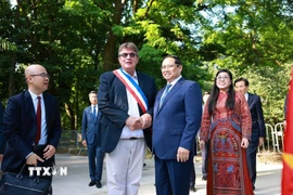 Lãnh đạo thành phố Montreuil đón Thủ tướng Chính phủ Phạm Minh Chính và Phu nhân. (Ảnh: Dương Giang/TTXVN)