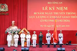 Đại tướng Lương Tam Quang, Bộ trưởng Bộ Công an trao Huân chương Quân công hạng Nhất cho Cục Cảnh sát giao thông. (Ảnh: Phạm Kiên/TTXVN)