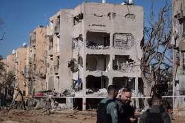 Tòa nhà bị hư hại do trúng tên lửa tại Arad, Israel ngày 22/3/2026. (Ảnh: THX/TTXVN)
