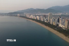 Bãi biển Nha Trang trải dài hút tầm mắt với nước biển xanh trong. (Ảnh: Hoàng Hiếu/TTXVN)