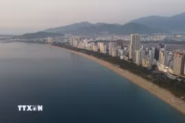 Bãi biển Nha Trang trải dài hút tầm mắt với nước biển xanh trong. (Ảnh: Hoàng Hiếu/TTXVN)