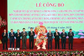 Đồng chí Đỗ Văn Chiến, Ủy viên Bộ Chính trị, Bí thư Trung ương Đảng, Chủ tịch Ủy ban Trung ương Mặt trận Tổ quốc Việt Nam chúc mừng Thường trực Tỉnh ủy Hưng Yên. (Ảnh: Đinh Văn Nhiều/TTXVN)