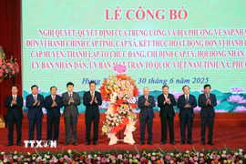 Đồng chí Đỗ Văn Chiến, Ủy viên Bộ Chính trị, Bí thư Trung ương Đảng, Chủ tịch Ủy ban Trung ương Mặt trận Tổ quốc Việt Nam chúc mừng Thường trực Tỉnh ủy Hưng Yên. (Ảnh: Đinh Văn Nhiều/TTXVN)