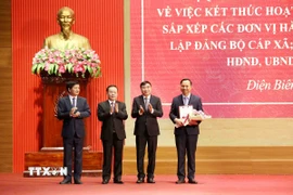 Thường trực Tỉnh ủy Điện Biên trao Quyết định chỉ định giữ chức vụ Bí thư Đảng ủy xã Mường Nhé cho đồng chí Tạ Văn Sơn. (Ảnh: Trung Kiên/TTXVN)