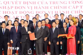 Phó Chủ tịch Quốc hội Nguyễn Khắc Định (phải) trao quyết định của Bộ Chính trị về việc thành lập Đảng bộ tỉnh Khánh Hòa (mới). (Ảnh: Tiên Minh/TTXVN)