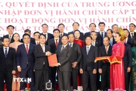 Phó Chủ tịch Quốc hội Nguyễn Khắc Định (phải) trao quyết định của Bộ Chính trị về việc thành lập Đảng bộ tỉnh Khánh Hòa (mới). (Ảnh: Tiên Minh/TTXVN)