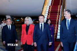 Tổng thống Pháp Emmanuel Macron và Phu nhân đến Hà Nội, bắt đầu chuyến thăm cấp Nhà nước tới Việt Nam. (Ảnh: An Đăng/TTXVN)