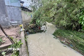 Đoạn suối tại phường Long Bình, thành phố Biên Hòa, Đồng Nai nơi bé gái 11 tuổi bị nước cuốn mất tích. (Ảnh: Lê Xuân/TTXVN)