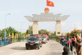Ban Chỉ đạo 515 tỉnh An Giang đón đội K92 hoàn thành nhiệm vụ về nước. (Ảnh: Văn Sĩ/TTXVN)