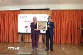 Phó Chủ tịch Quốc hội Lê Minh Hoan trao quà cho Trường THPT 488, thành phố St-Peterburg, LB Nga. (Ảnh: Quang Vinh/TTXVN)