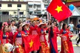 Diễu hành áo dài hữu nghị Malaysia – Việt Nam tại Kuala Lumpur. (Ảnh: Viên Luyến/TTXVN)