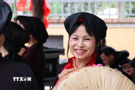 Bà Lê Thị Bích Hường biểu diễn hát quan họ tại Italy. (Ảnh: Dương Hoa/TTXVN)