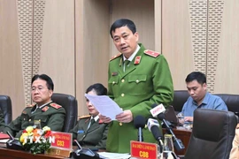 Thiếu tướng Nguyễn Mạnh Hùng, Phó Cục trưởng Cục Cảnh sát điều tra tội phạm về tham nhũng, kinh tế, buôn lậu trả lời câu hỏi của phóng viên các cơ quan thông tấn, báo chí. (Ảnh: Phạm Kiên/TTXVN)