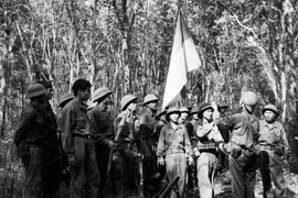 Lễ chuyển giao cờ chiến thắng, tiễn trung đoàn 3 (Đoàn Khe Sanh) trước khi vào chiến dịch giải phóng Sài Gòn tại rừng cao su Biên Hòa (Đồng Nai). (Ảnh: Quang Thành/TTXVN)